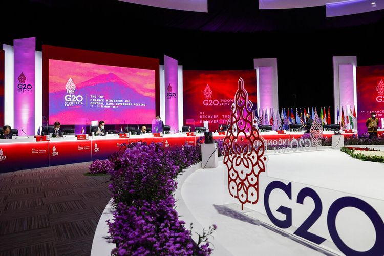 Delegasi berkumpul pada hari kedua Pertemuan Menteri Keuangan dan Gubernur Bank Sentral G20 di Jakarta, Indonesia, Jumat, 18 Februari 2022. 