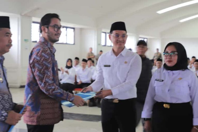 Bupati Bandung Barat Jeje Ritchie Ismail menyerahkan SK pengangkatan 5.812 Pegawai Pemerintah dengan Perjanjian Kerja (PPPK) paruh waktu di lingkungan Pemerintah Kabupaten (Pemkab) Bandung Barat, Jumat (14/11/2025).
