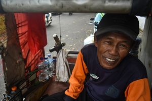 Usia 61 Tahun, Didi Tetap Kayuh Becak demi Kirim Uang ke Istri di Kampung: Sakit, Enggak Dirasa...