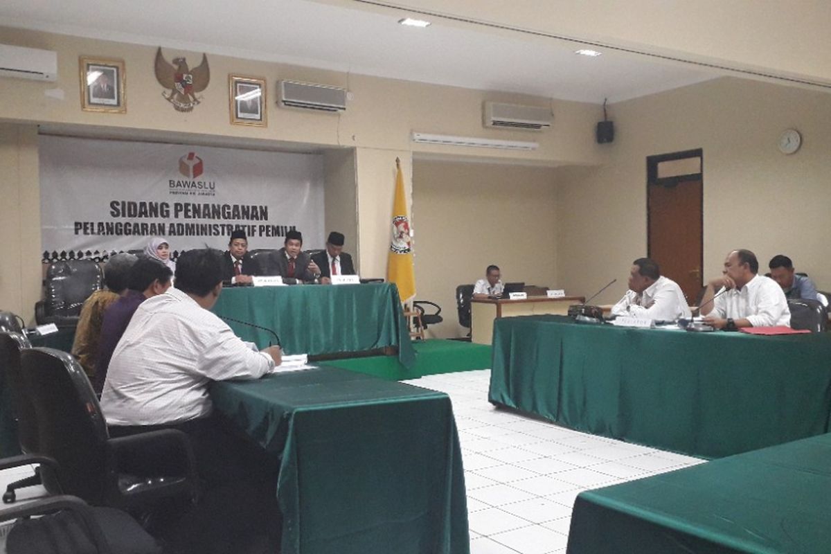 Sidan penyampaian laporan olehbterlapor terkait kasus videotron di Bawaslu DKI Jakatta, Rabu (17/10/2018).