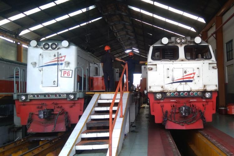 Petugas melakukan perawatan lokomotif di Dipo Lokomotif Purwokerto, Jawa Tengah, Senin (20/5/2019).