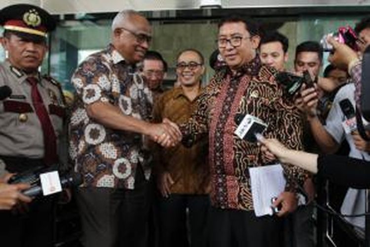 Wakil Ketua DPR Fadli Zon (kanan) didampingi Plt Ketua KPK Taufiquerachman Ruki, keluar dari kantor Komisi Pemberantasan Korupsi (KPK), Jakarta Selatan, Senin (12/10/2015).