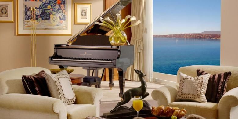 Kamar suite The Royal Penthouse dilengkapi dengan piano. Kamar ini berada di Hotel President Wilson, Jenewa, Swiss.