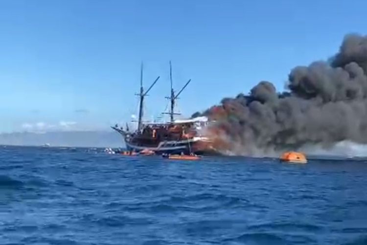 Tangkapan layar Kapal Wisata Sea Safari VII terbakar di perairan Pulau Penga Labuan Bajo Kabupaten Manggarai Barat, NTT pada Kamis (2/5/2024)