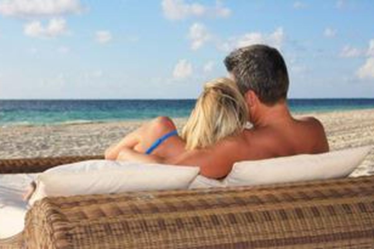 Suasana ideal buat mereka adalah bercinta di dalam mobil, atau di pantai yang terpencil.
