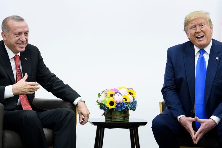 Presiden Turki Recep Tayyip Erdogan (kiri) berbincang dengan Presiden Amerika Serikat Donald Trump saat KTT G-20 di Osaka, Jepang, pada Sabtu (29/6/2019).