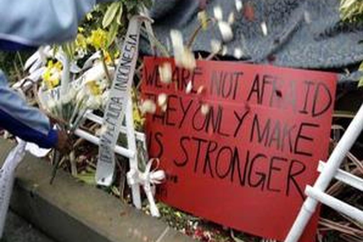 Karangan bunga dari Organisasi Masyarakat terus berdatangan di depan Hotel Ritz Carlton, Jakarta Selatan, Minggu (19/7). Pasca ledakan bom berbagai aksi simpatik kepada korban terus berdatangan ke lokasi. Selain berdoa mereka juga mengeluarkan kecaman terhadap aksi biadab ini. 