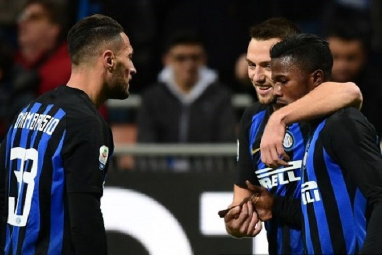 Keita Balde merayakan golnya bersama Danilo DAmbrosio Stefan de Vrij pada laga Inter Milan vs Frosinone di Stadion Giuseppe Meazza, 24 November 2018. 