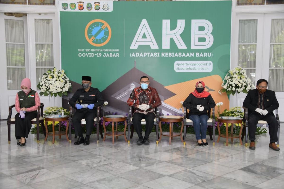 Gubernur Jabar Ridwan Kamil saat menerima bantuan dari donatur di Gedung Pakuan, Kota Bandung, Jumat (10/7/2020).