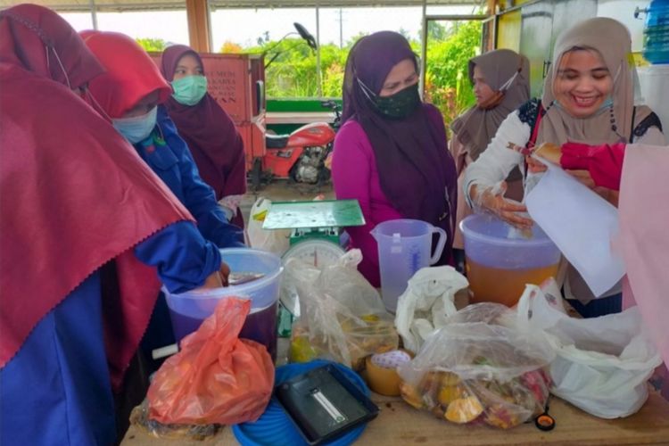 Komunitas Bank Sampah Berkah Abadi di Kelurahan Limbungan Pekanbaru, Riau, mengolah limbah kulit buah menjadi produk hand sanitizer dan desinfektan yang bisa digunakan untuk mencegah Covid-19.