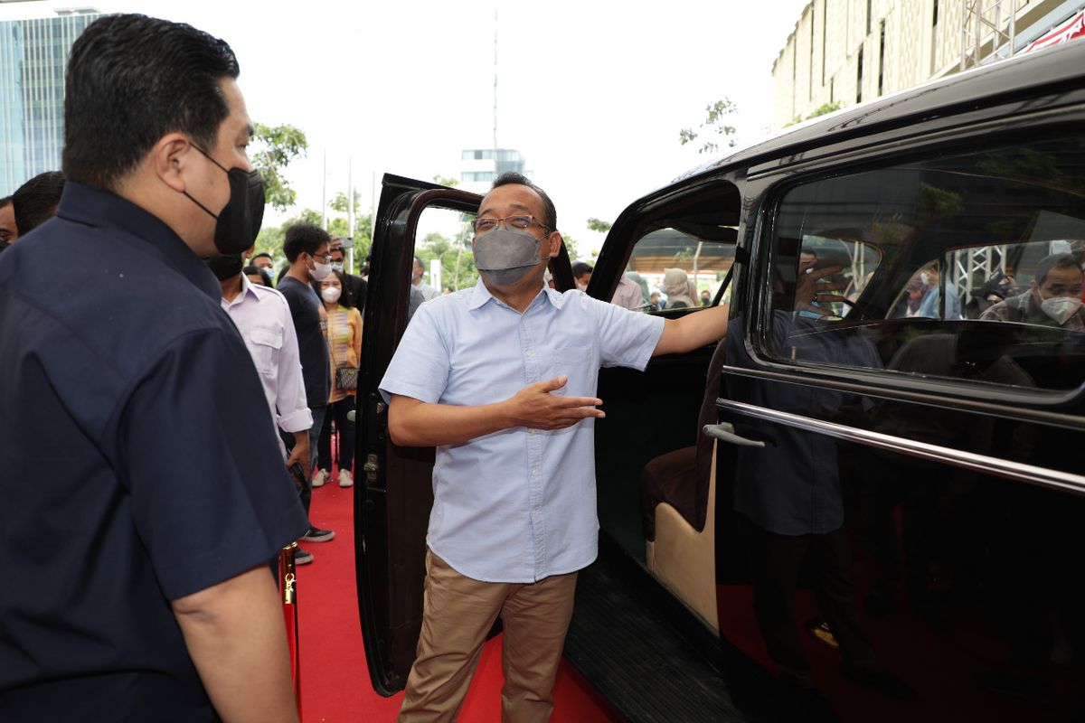 Menteri BUMN Erick Thohir bersama Menteri Sekretaris Negara Pratikno dalam pembukaan  Pameran Arsip dan Mobil Kepresidenan Republik Indonesia di Sarina, Sabtu (13/8/2022).