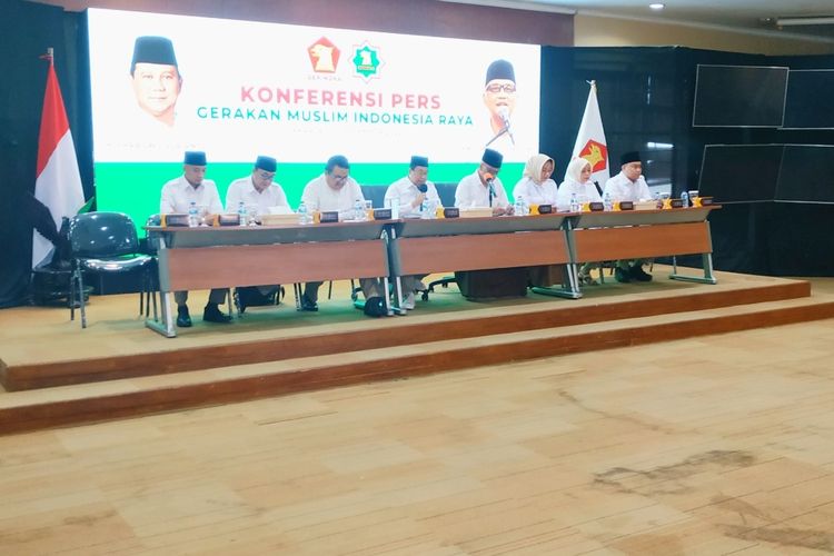 Gerakan Muslim Indonesia Raya (Gemira) saat mendeklarasikan dukungannya kepada Ketua Umum Partai Gerindra Prabowo Subianto sebagai calon presiden (capres) pada Pilpres 2024 di Kantor DPP Gerindra , Pasar Minggu, Jakarta Selatan, Sabtu (10/9/2022).