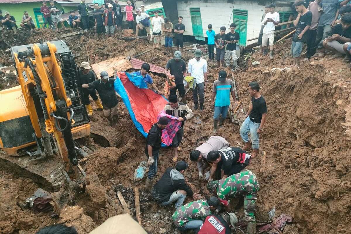 Bencana longsor di Desa Batugodang, Kecamatan Angkola Sangkunur, Tapanuli Selatan (Tapsel), Sumatera Utara, Rabu (26/11/2025). Sedikitnya 12 rumah yang dihuni 25 warga tertimbun. Dan hingga, Kamis (27/11/2025) sore, baru 5 orang yang ditemukan meninggal dunia. DOK. KORAMIL 19 SIAIS