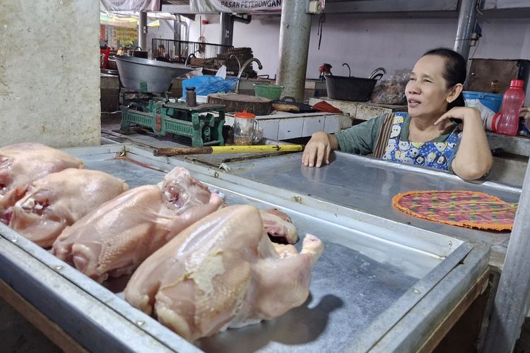 Pedagang di Pasar Peterongan mengeluhkan kenaikan harga telur dan daging ayam, Jumat (8/3/2024).