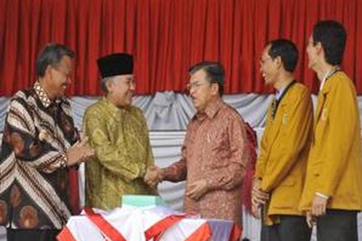 Wakil Presiden Jusuf Kalla berjabat tangan dengan Ketua Umum PP Muhammadiyah Din Syamsuddin, didampingi Gubernur Jawa Tengah Bibit Waluyo (kiri), Ketua PP Ikatan Remaja Muhammadiyah (IRM) Moh Mudzakir, dan Ketua Panitia Muktamar IRM XVI Muhzil Qozim, membuka Muktamar IRM XVI di Stadion R Maladi, Sriwedari, Solo, Jawa Tengah, Sabtu (25/10).