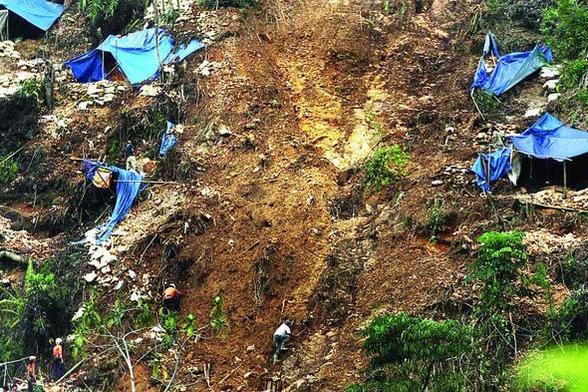 Anggota SAR dibantu personel TNI dan warga mencari korban yang masih tertimbun di lokasi tanah longsor penambangan emas Gunung Buleud, Desa Sirnaresmi, Kecamatan Cisolok, Kabupaten Sukabumi, Jawa Barat, Rabu (12/12). Dua petambang diperkirakan masih tertimbun, yaitu Opik (34) dan Dana (34). Longsor yang terjadi pada Senin petang itu mengakibatkan 2 orang tewas, 2 petambang masih dicari, 1 orang luka berat, dan 7 petambang lain luka ringan. Pencarian dan upaya evakuasi korban terkendala hujan.