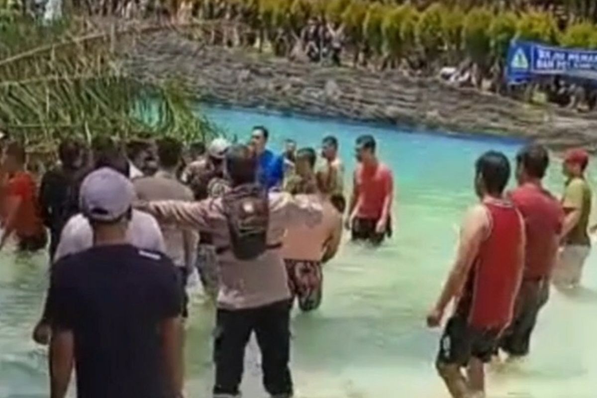 Sebuah pohon besar di Teejay Water Park Asia Plaza Tasikmalaya tumbang dan menimpa pengunjung yang sedang berenang di bawahnya pada Minggu (2/1/2022) siang.