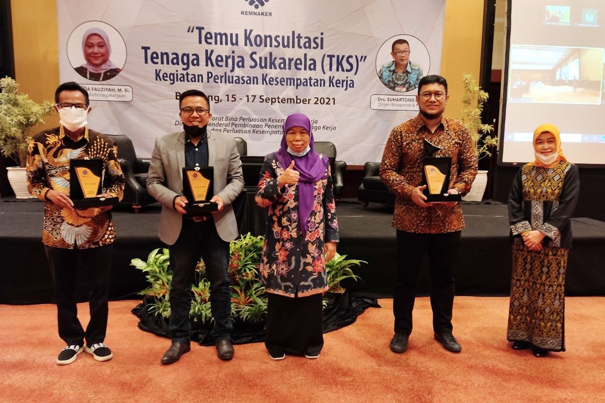 Para narasumber berfoto bersama usai sesi utama Temu Konsultasi TKS 2021, Kemnaker RI, yang berlangsung di Bandung, 15-17 September 2021.
