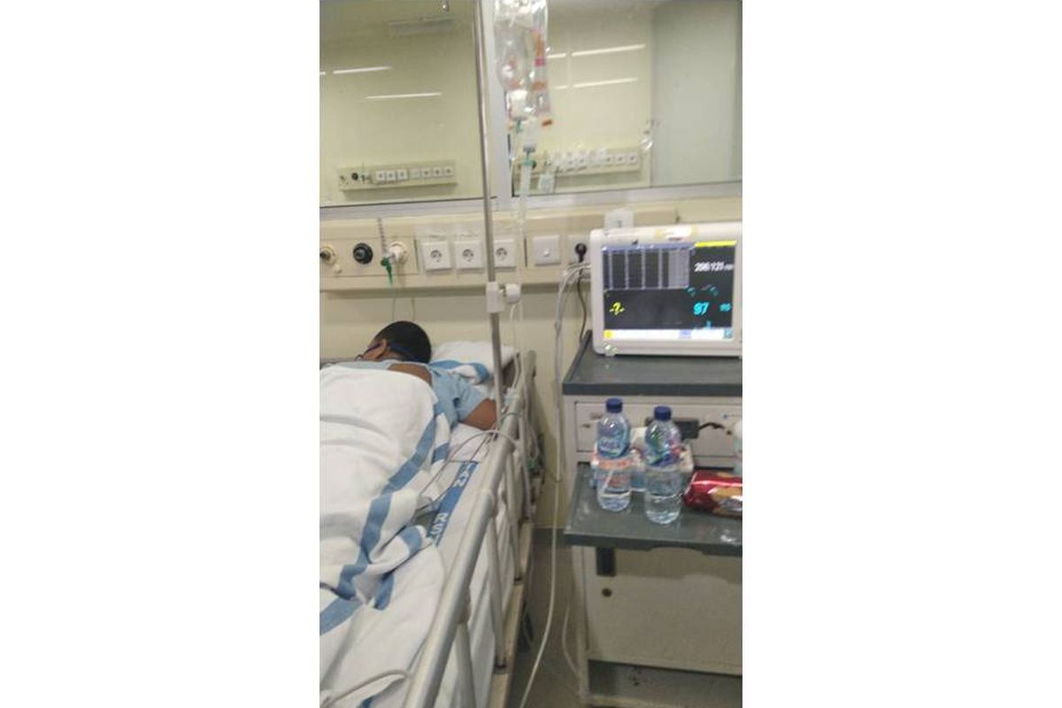 Pasien melakukan proning position mandiri setelah diajarkan oleh Dr SpKFR di ruang isolasi biasa tanpa ventilator di RSUP Persahabatan.