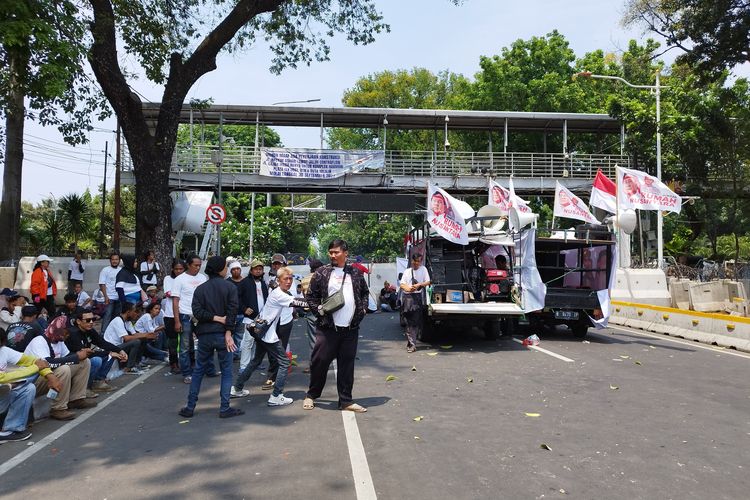 Jalan Medan Merdeka Barat, Gambir, Jakarta Pusat arah Harmoni ditutup, Senin (6/11/2023). (KOMPAS.com/XENA OLIVIA)