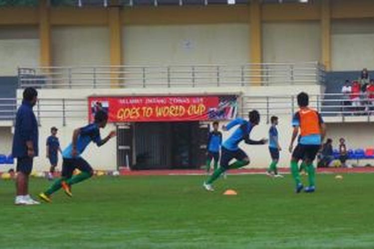 Tim nasional Indonesia U-19 saat berlatih di Stadion Universitas Negeri Yogyakarta, Selasa (21/1/2014) pagi. 