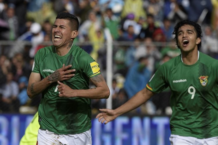 Striker Bolivia, Juan Arce, melakukan selebrasi setelah mencetak gol ke gawang Argentina dalam pertandingan kualifikasi Piala Dunia 2018 Zona Conmebol di La Paz, Bolivia, Selasa (28/3/2017).