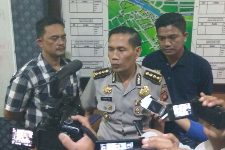 Kabid Humas Polda Kalbar, Kombes Pol Sugeng Hadi Sutrisno didampingi Kasat Reskrim Polresta Pontianak Kompol Husni Ramli saat memberikan keterangan kepada wartawan (20/7/2017)