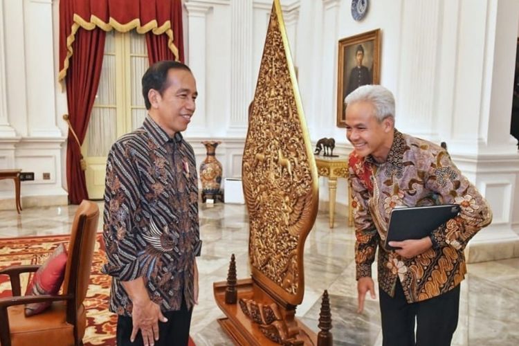 Bakal calon presiden (capres) dari PDI-P yang juga Gubernur Jawa Tengah Ganjar Pranowo saat bertemu dengan Presiden Joko Widodo di Istana Kepresidenan, Jakarta, Selasa (13/6/2023).