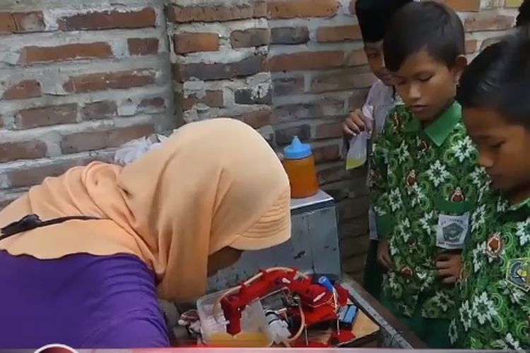 Agung Budi Wibowo, pemuda asal Desa Kedung Karang Dalam, Kecamatan Banyuurip, Kabupaten Purworejo, Jawa Tengah, menciptakan sebuah robot mini pembuat telur dadar.