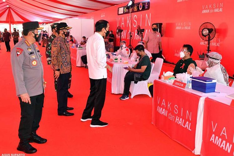 Presiden Joko Widodo meninjau program vaksinasi Covid-19 kepada masyarakat di Gelora Bung Karno (GBK), Jakarta, Sabtu (26/6/2021). Dalam peninjauannya, Jokowi mengatakan ia akan meminta Panglima TNI Hadi Tjahjanto, Kapolro Listyi Sigit dan Menteri Kesehatan Budi Gunadi Sadikin untuk memasok vaksin sebanyak mungkin ke daerah.