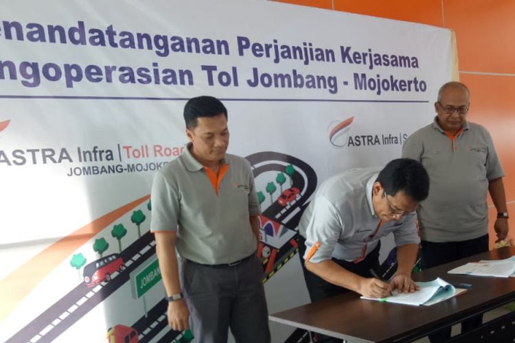 Prosesi penandatanganan kerjasama peralihan pelaksana operasional jalan tol Jombang-Mojokerto di Kantor PT MHI Jombang, Jumat (21/12/2018).