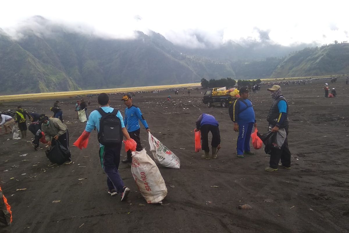 Sampah di lautan pasir Bromo dibersihkan usai perayaan Kasada.