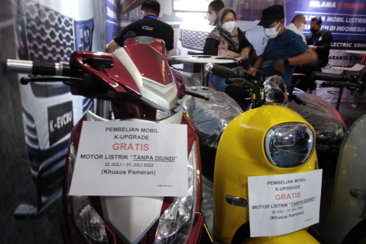 Promo mobil listrik Blade K.U di PEVS 2022, beli mobil dapat motor listrik tanpa diundi.