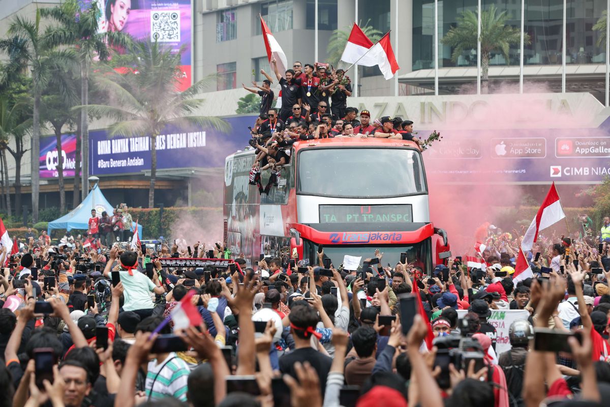Pawai Timnas Skuad Garuda Muda disambut mayarakat di Budaran Hotel Indonesia, Jakarta, Jumat (19/5/2023).  Timnas U22 Indonesia berhasil meraih medali emas SEA Games 2023.