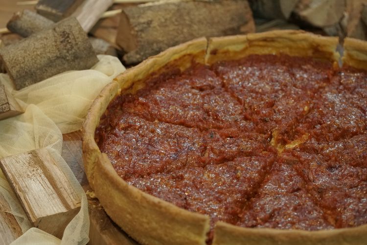 12 Hours Smoked Pepperoni Deep Dish Pizza di Giulia?s Chicago Pizzeria.