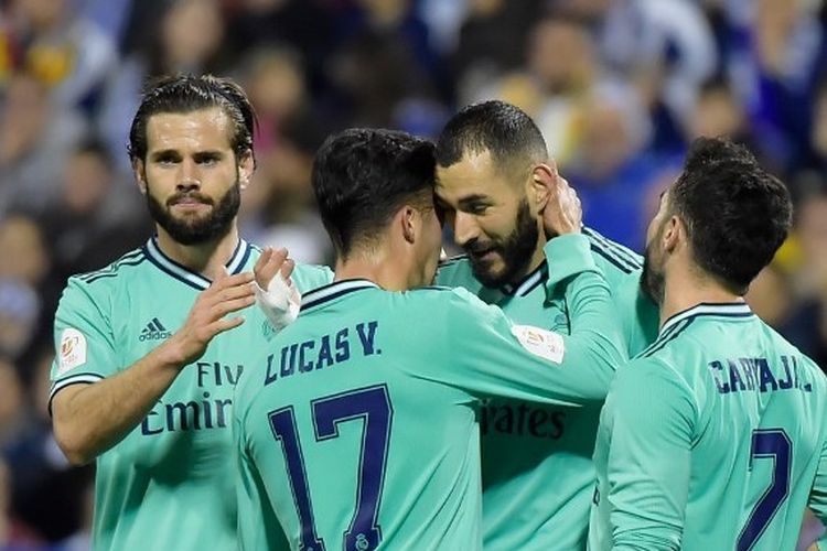 Para pemain Real Madrid merayakan gol Karim Benzema melawan Real Zaragoza pada babak 16 besar Copa del Rey 2019-2020.