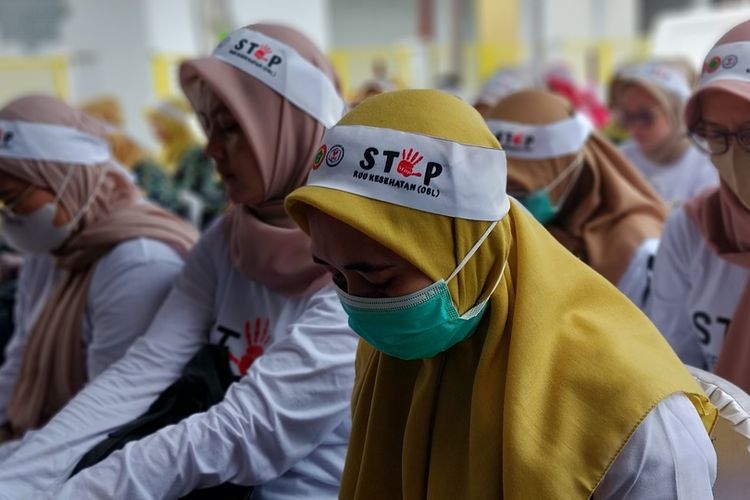 5 organisasi profesi tenaga kesehatan Kota Tasikmalaya, Jawa Barat, berunjukrasa damai dan menyatakan sikap menolak pembahasan RUU Kesehatan Omnibus Law di kantor IDI Tasikmalaya, Jalan HZ Mustofa Kota Tasikmalaya, Senin (8/5/2023).