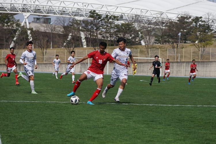 Timnas U19 Indonesia saat beruji tanding dengan Gimcheon Sangmu FC U18 di Auxiliary Mini Stadium, Daegu, Korea Selatan, Selasa (5/4/2022).