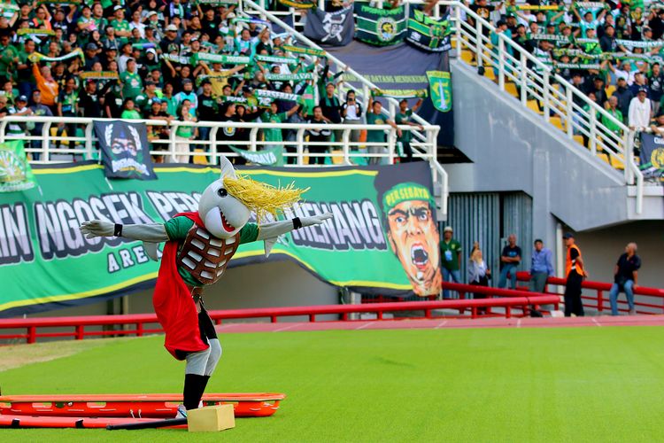 Maskot Persebaya Surabaya melakukan aksi sebelum laga pekan ke-11 Liga 1 2023-2024 melawan Borneo FC yang berakhir dengan skor 2-1 di Stadion Gelora Bung Tomo Surabaya, Minggu (3/9/2023) sore.