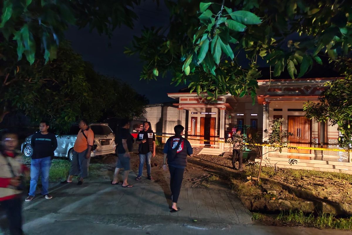 Polisi saat melakukan olah TKP di lokasi rumah produksi petasan yang meledak di Desa Lobener Lor, Kecamatan Jatibarang, Kabupaten Indramayu, Jawa Barat, Sabtu (31/1/2026)