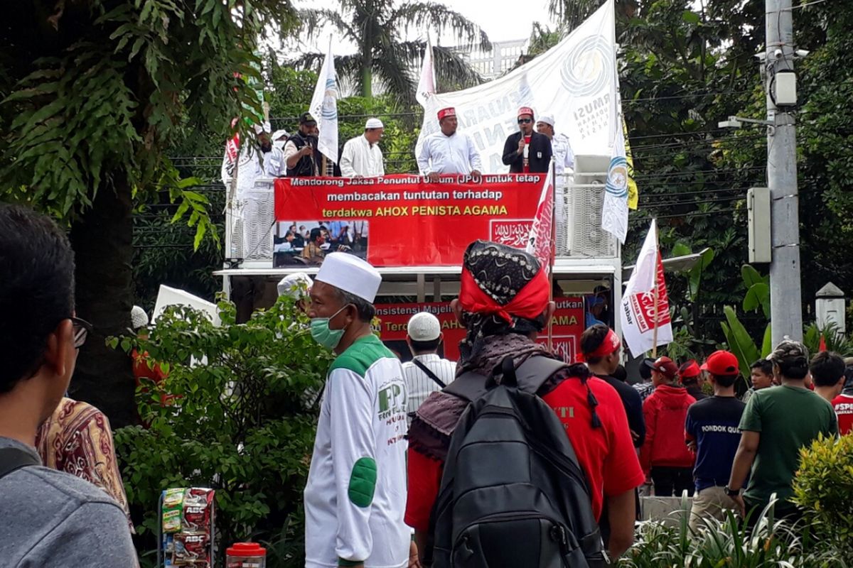 Massa kontra Basuki Tjahaja Purnama saat berorasi di Jalan RM Harsono, Jakarta Selatan. Selasa (11/4/2017)