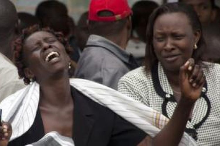 Seorang perempuan di rumah duka Chiromo di Nairobi menangis setelah melihat tubuh keluarganya yang tewas dalam serangan hari Kamis (2/4/2015) di sebuah universitas Kenya. 