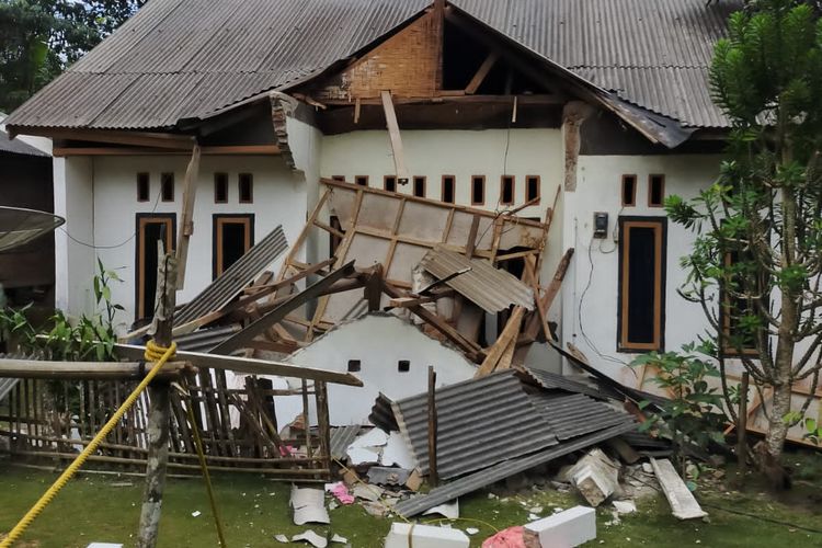 Rumah rusak di Pandeglang akibat gempa M 6,7 yang mengguncang Sumur, Pandeglang, Banten pada pukul 16.05 WIB.