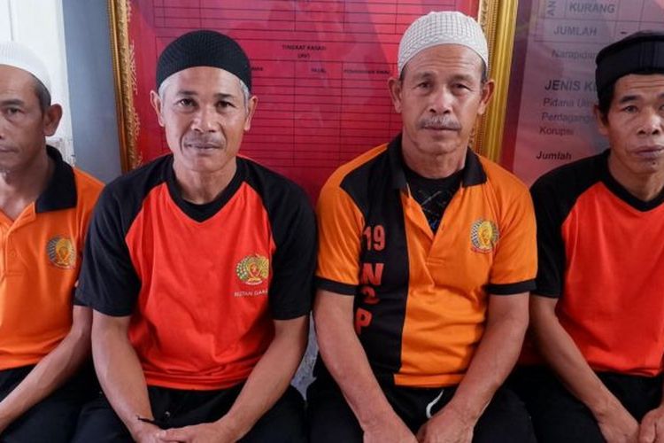 (Ki-Ka) Ujang Juhana, Pakih, Saepudin, dan Nandang. Empat petani Cikajang, Garut, divonis 10 bulan penjara.