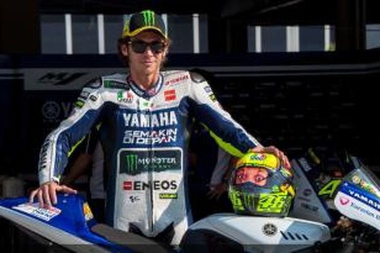 Pebalap Yamaha Factory Racing, Valentino Rossi berpose dengan motor dan helmnya pada hari pertama sesi uji coba di Sirkuit Sepang, Malaysia, Selasa (4/2/2014).