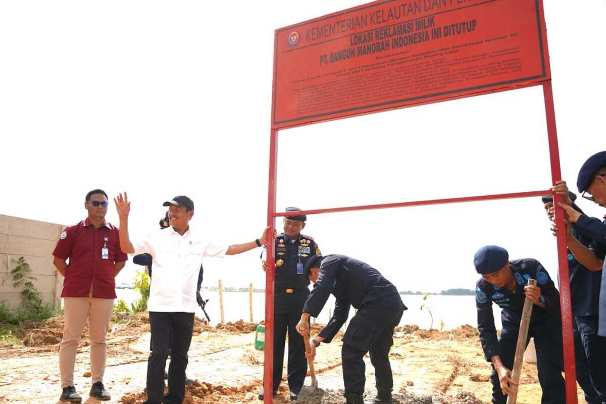 Menteri Kelautan dan Perikanan (KKP) kembali melakukan penyegelan aktivitas reklamasi yang dilakukan di Batam, Kepulauan Riau (Kepri). Kali ini penyegelan dilakukan terhadap PT Bangun Manorah Indonesia (BMI) seluas 3.000 meter persegi yang berada di kawasan Teluk Tering, Batam Kota, Batam.