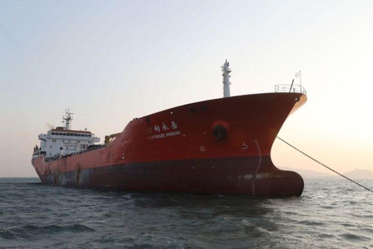 Kapal tanker Lighthouse Winmore disita aparat Korea Selatan pada November lalu setelah diduga memindahkan minyak ke kapal Korea Utara di perairan internasional.