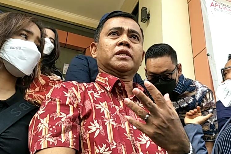 Ayah mertua Vanessa Angel, Faisal berkaca-kaca karena terharu mendapatkanhak perwalian atas cucunya, Gala Sky Andriansyah, di Pengadilan Agama Jakarta Barat, Rabu (13/4/2022).