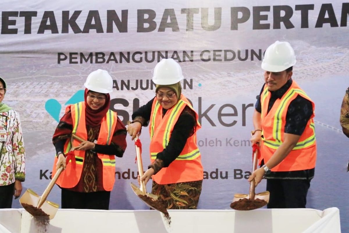 Menteri Ketenagakerjaan (Menaker) Ida Fauziyah melakukan peletakan batu pertama pembangunan Anjungan SIAPkerja di Kawasan Industri Terpadu Batang (KITB), Jawa Tengah, Jumat (5/8/2022) sore. 