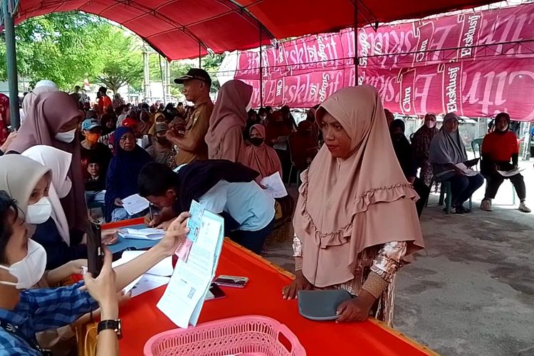 Bantuan langsung tunai (BLT) pengalihan subsidi BBM mulai disalurkan dan dicairkan di Kantor Pos, Kota Palopo, Sulawesi Selatan, kepada 1.624 keluarga penerima manfaat (KPM), Kamis (08/9/2022) sore.